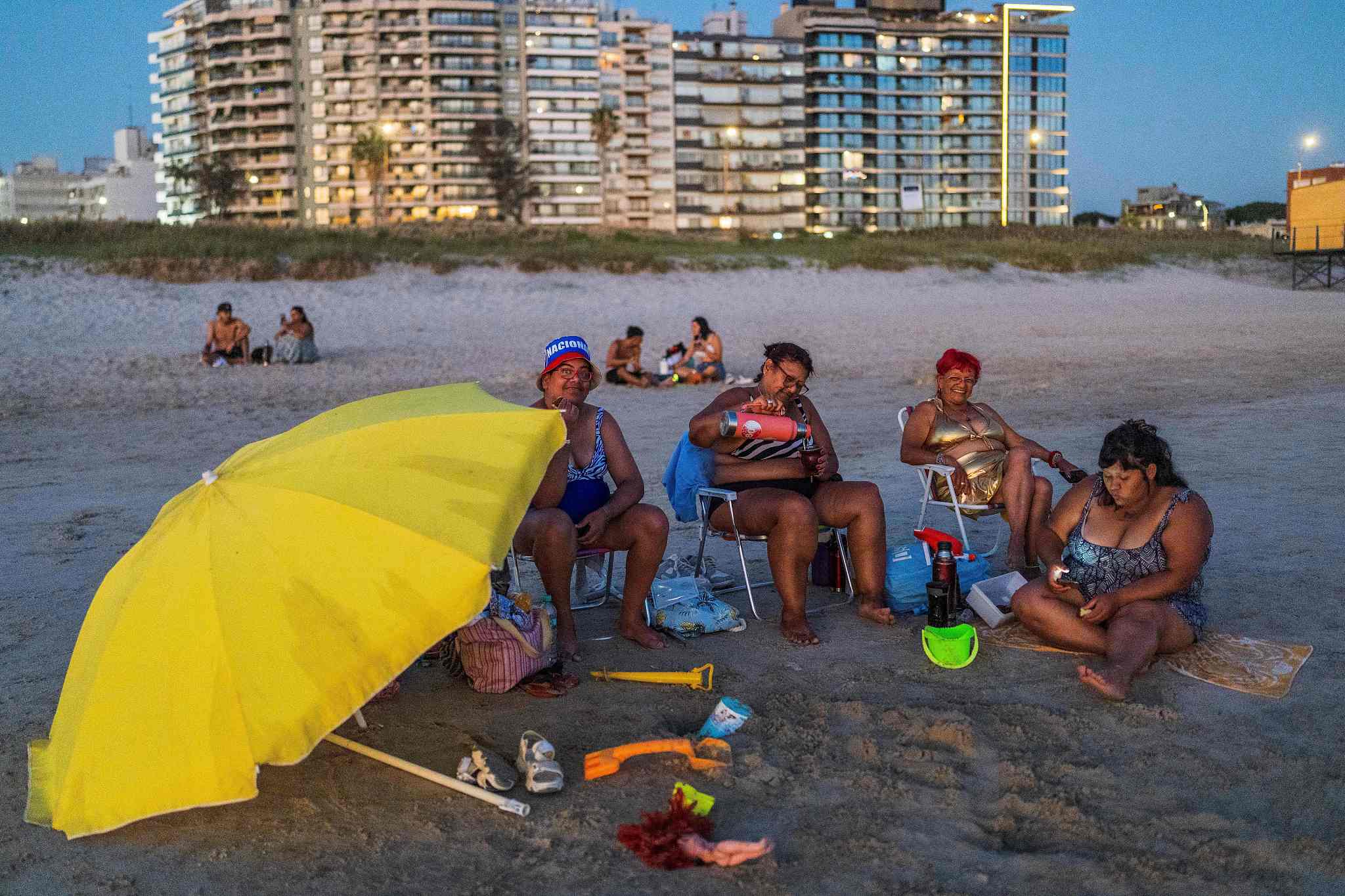 People relax on Malvin Beach in Montevideo, Uruguay, on December 30, 2025./VCG
