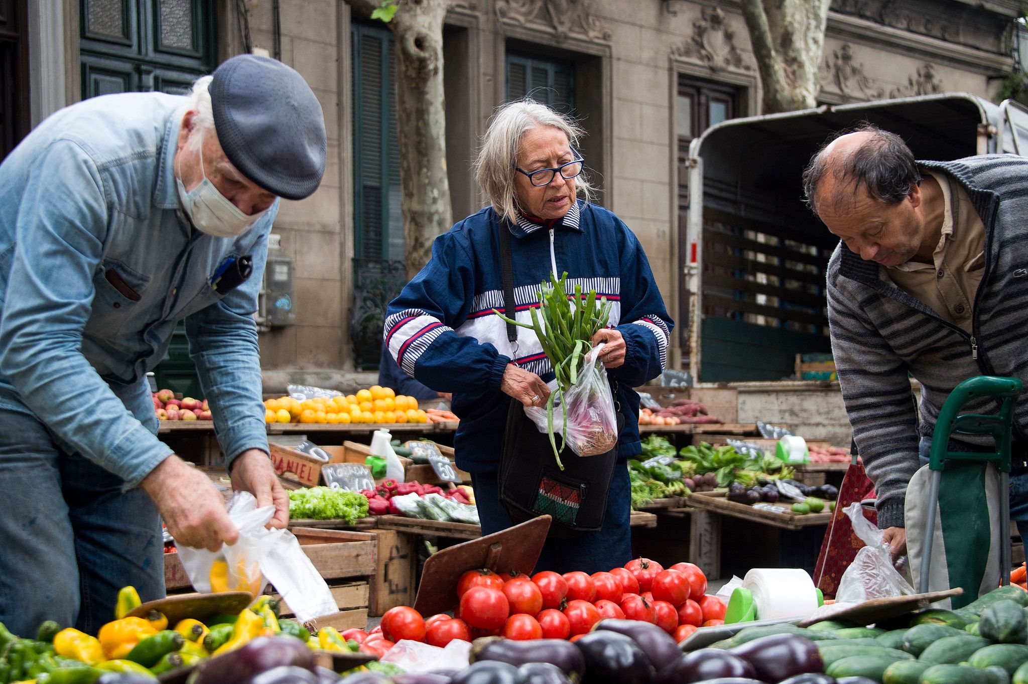 People buy fruits and vegetables at a street market in Montevideo, Uruguay, on April 23, 2024./VCG