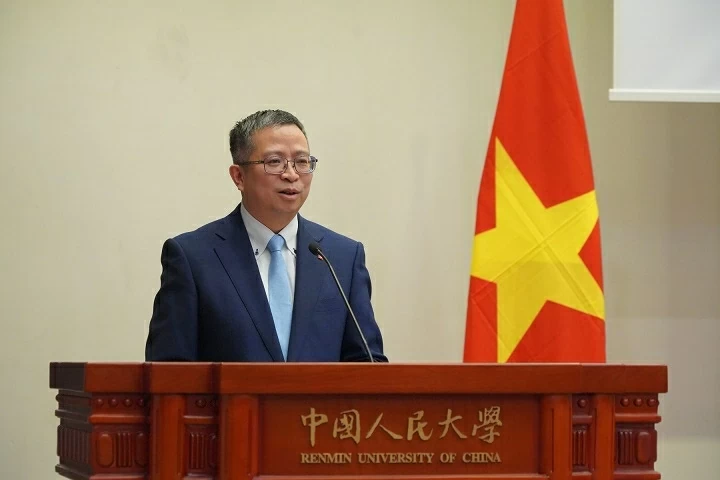 Ambassador Pham Thanh Binh discusses specialized topics at Renmin University of China