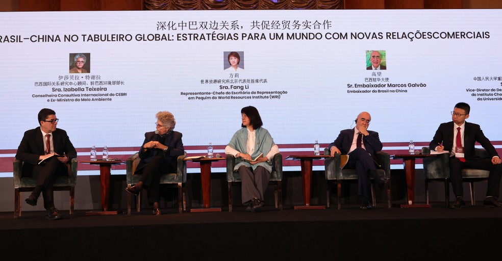 Marcelo Ninio, Izabella Teixeira, Fang Li, Marcos Galvão and Xu Tianqi — Foto: Heka Producciones/Valor